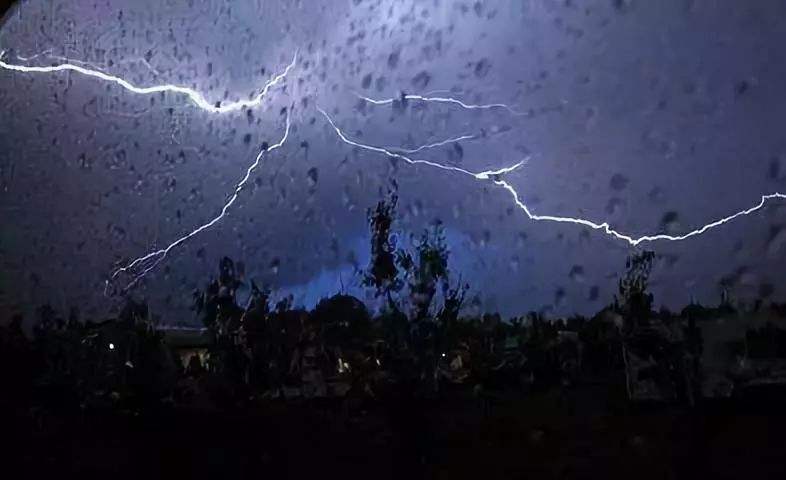 暴雨來襲，請(qǐng)注意人身安全