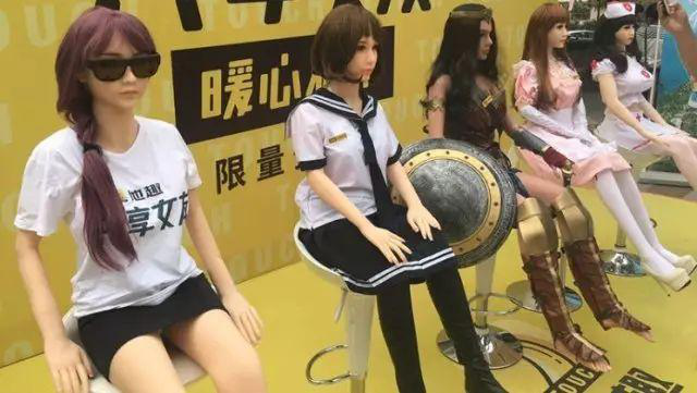 高傲的“單身”還是選擇人體硅膠娃娃？